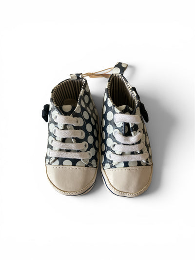 Canvas gympen - babysneakers van Baby-Slofje, donkerblauw met stippen en strikje
