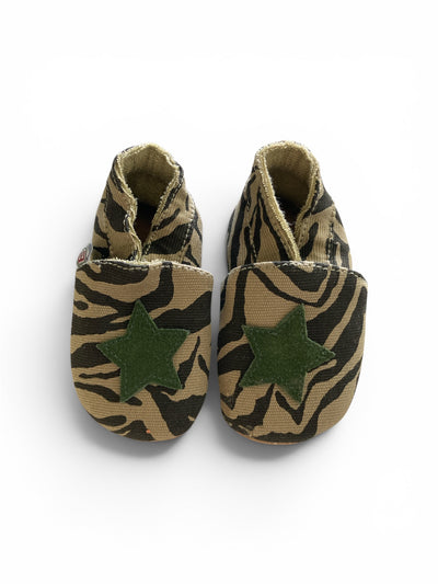 Legergroene camouflage babyslofjes van Melton