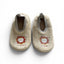 Velourse creme babyslofjes met leeuw