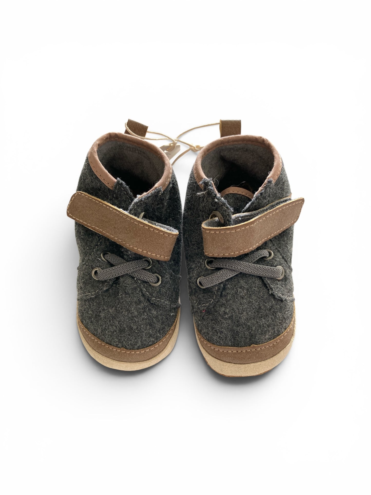 Grijze vilten babyschoentjes met veters en klittenband van Melton