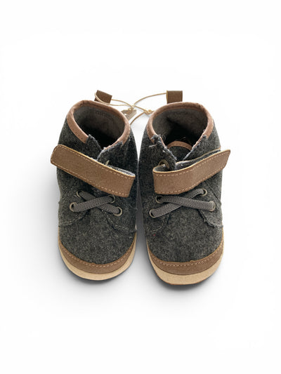 Grijze vilten babyschoentjes met veters en klittenband van Melton