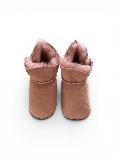 Roze suede babyslofjes met lamswol voering van Melton