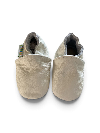 Creme kleurige leren babyslofjes van Koshine maat 18/19