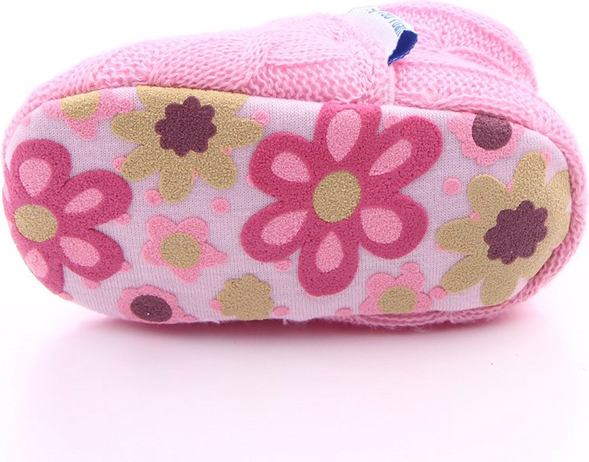 Roze gebreide babyslofjes