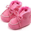 Roze babylaarsjes met sierstiksel