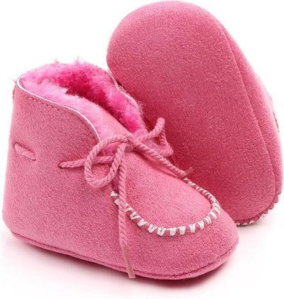 Roze babylaarsjes met sierstiksel