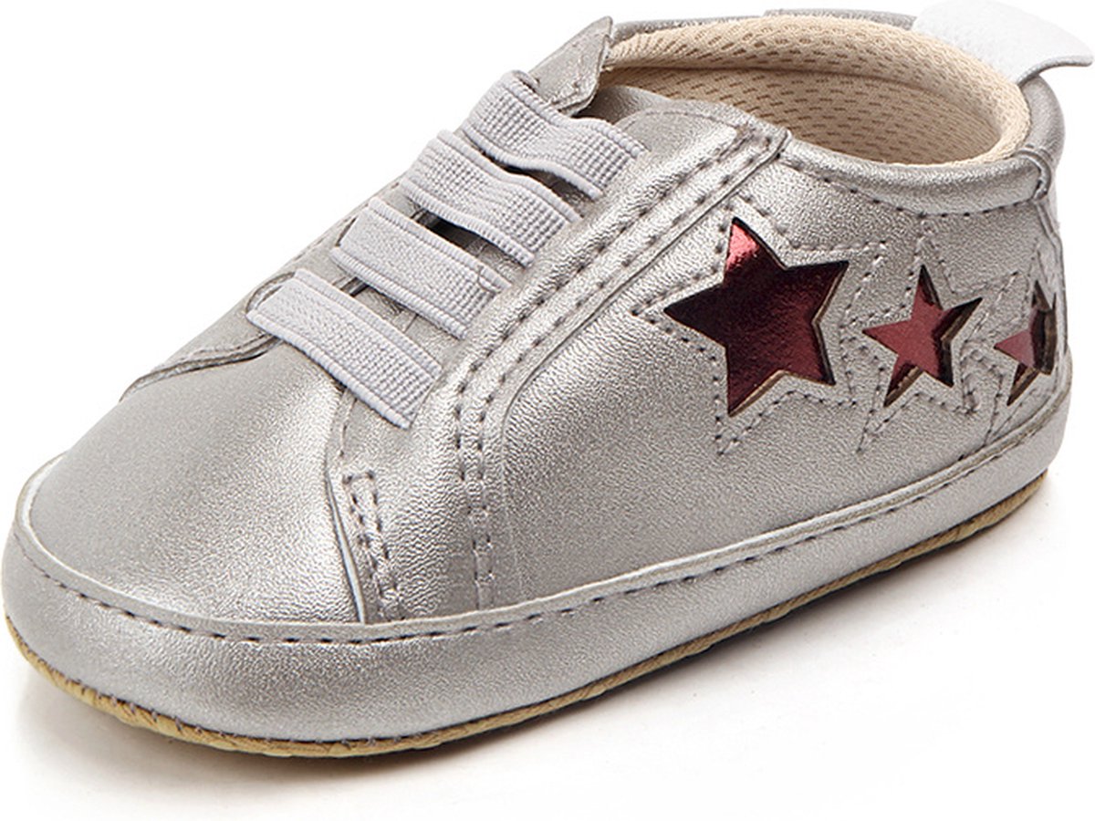 Stoere zilverkleurige kunstleer babysneakers met rode sterren