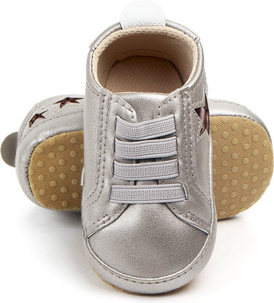 Stoere zilverkleurige kunstleer babysneakers met rode sterren