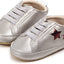 Stoere zilverkleurige kunstleer babysneakers met rode sterren