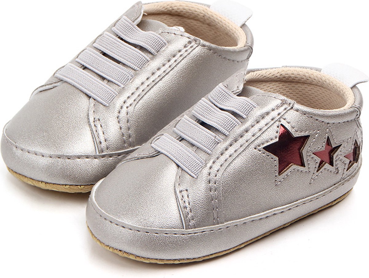 Stoere zilverkleurige kunstleer babysneakers met rode sterren